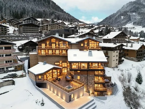 Tout nouvel immeuble de 2 chambres doubles à vendre à 6 minutes à pied du téléphérique Super Chatel