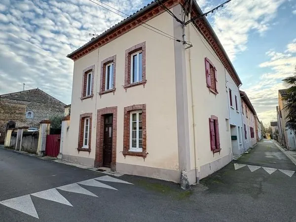 Maison à louer 3 chambres avec cour au centre ville de Vic en Bigorre