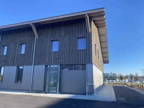 Local d'activité 910 m²