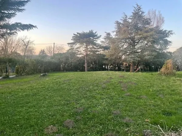 Terrain dans le centre de VENERQUE