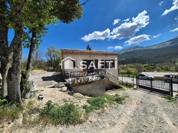 Spacieuse maison avec jardin, garage et dépendance.