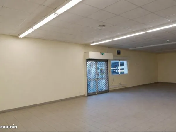 LOCATION Local professionnel / bâtiment Grand Champ