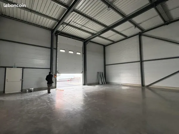 Local d'activité 2 110 m²