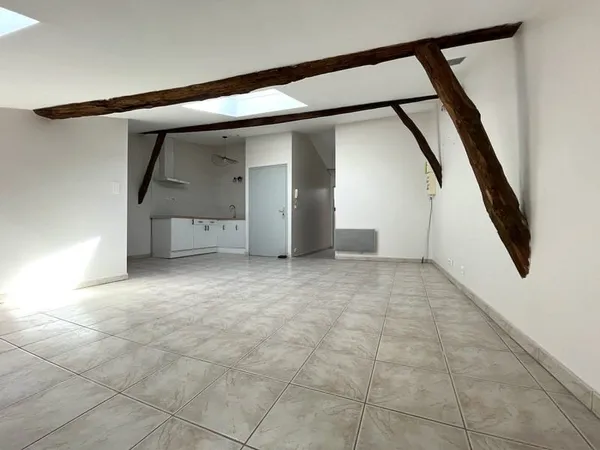 Casseneuil, situé au premier étage dans une résidence calme de 5 logements, cet appartement de 44 m²