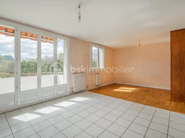 Appartement lumineux avec balcon et vue dégagée