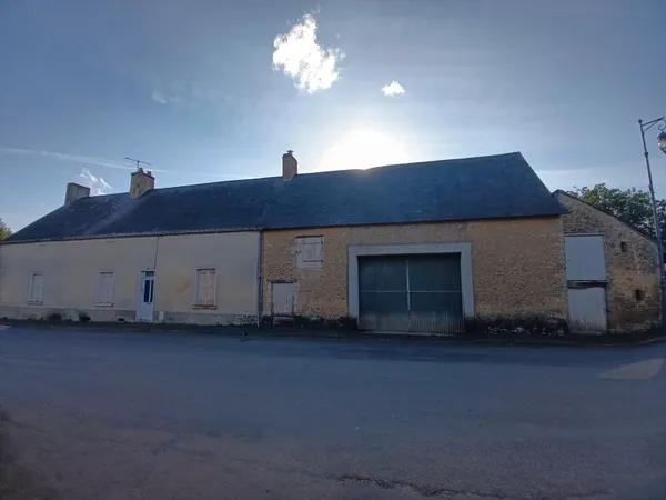 Maison de bourg avec grand terrain et hangar