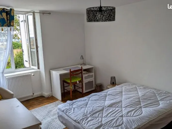 Loue chambre meublée dans une grande maison de ville à quelques pas de l'hypercentre