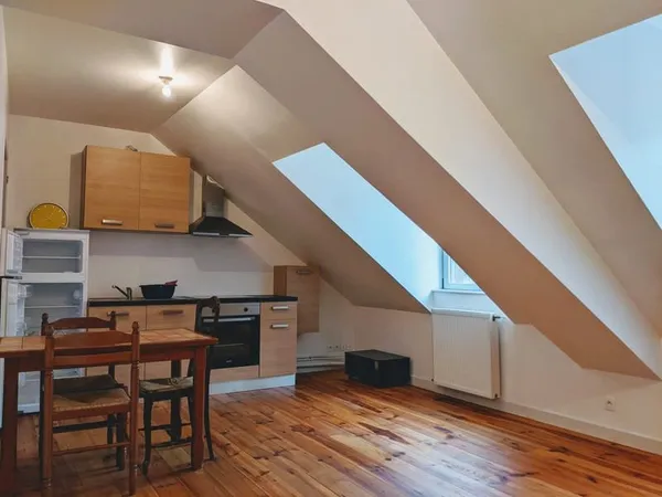 Studio en plein centre Charges comprises