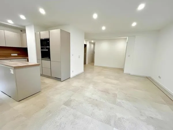 T4 rénové de 84 m² avec balcon filant, ascenseur et parking