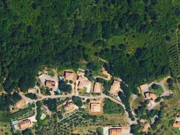 MEYRANNES (30) A vendre terrain d'une superficie de 9849m2 dont 868m2 à bâtir borné récemment et châ