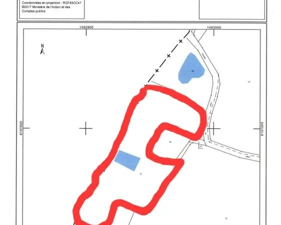Terrain de loisir avec étang