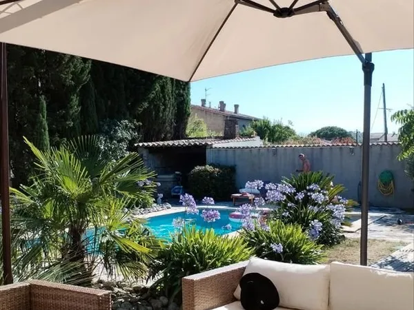 Maison de plein pieds avec piscine