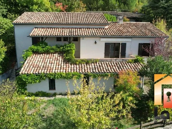 Vente maison 4 chambres avec garage et jardin.