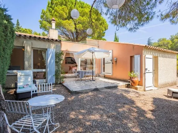 Villa dans un environnement calme avec piscine partagée aux Bau