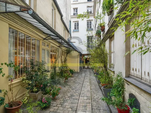 75002 - tres rare - sentier montorgueil - immeuble independant sur cour - 88 m2