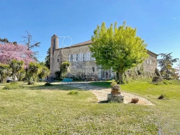 Vente - Mauvezin Gers- Château Et Dépendances Sur Parc Constructible