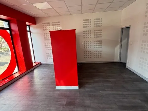Local commercial / bureau avec forte visibilité - prêt à l'emploi -axe passant