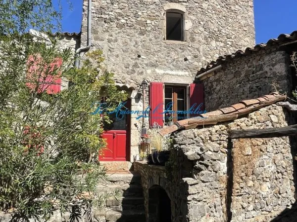 Mialet, charmante maison de village en pierres F3 avec terra