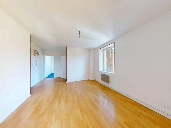 Uniquement chez Girardi, à rafraîchir, un appartement de 37