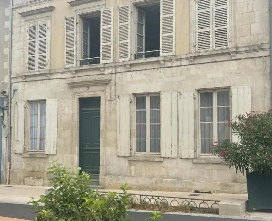 Grande maison de caractère, jardin, garages en hyper centre