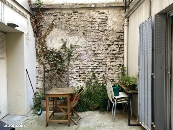 Titre : Studio 15e St-Charles : Calme absolu sur cour + Lave-linge + Fibre