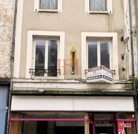 IMMEUBLE CENTRE VILLE DE CLOYES - COMMERCE AVEC VITRINE ET H