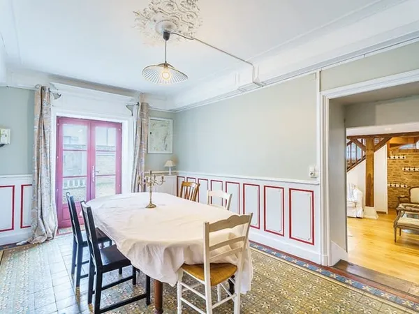Proche Meursault, maison en pierre avec deux logements : cour intérieure intime : 5 chambres : confo