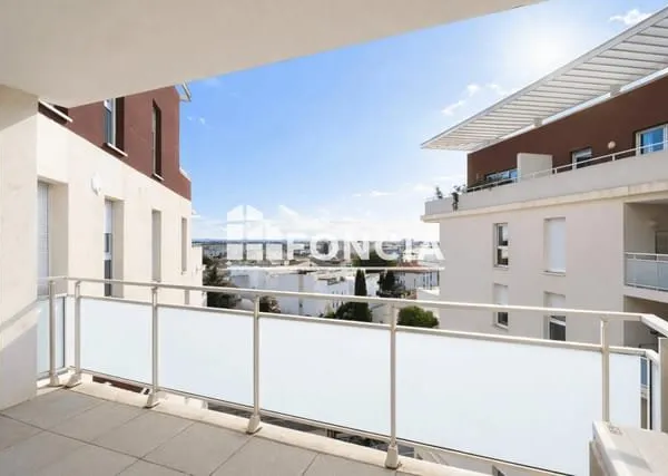 Appartement T2 avec terrasse et box - Quartier récent