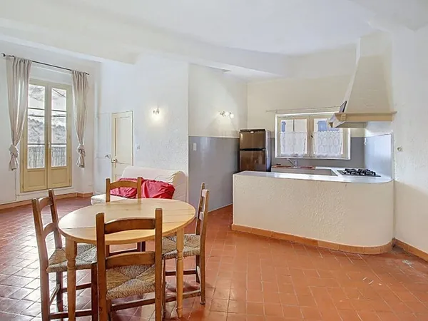 A VENDRE ! Appartement T1 bis 42 m² avec grandes caves voûtées - Centre de VILLECROZE