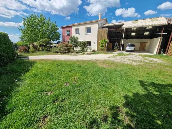 Maison ancienne récemment rénovée avec belle vue sur les coteaux de l'estuaire de la Gironde