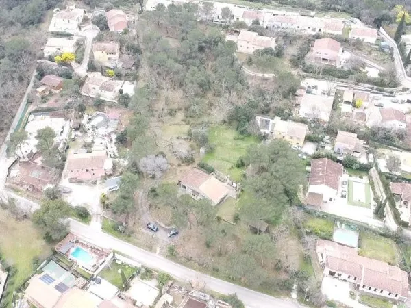 Terrain constructible de 8556m2 + maison