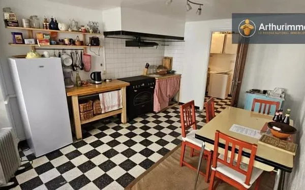 Charmante maison de 4 chambres (87 m²) avec garage et balcon, située dans un village calme.