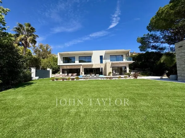 Villa contemporaine neuve - prestations haut de gamme et élégance discrète à Mougins