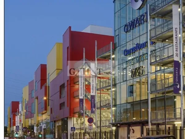 Commerce 300 m²