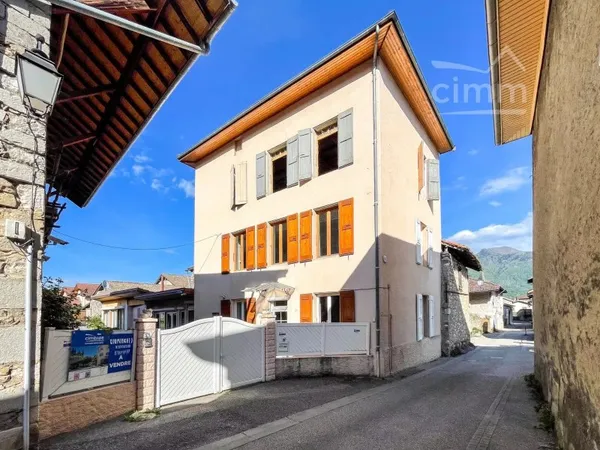 Maison de village à rénover - 90m² - Terrain 500m² - Combles - Dépendances- Coeur village