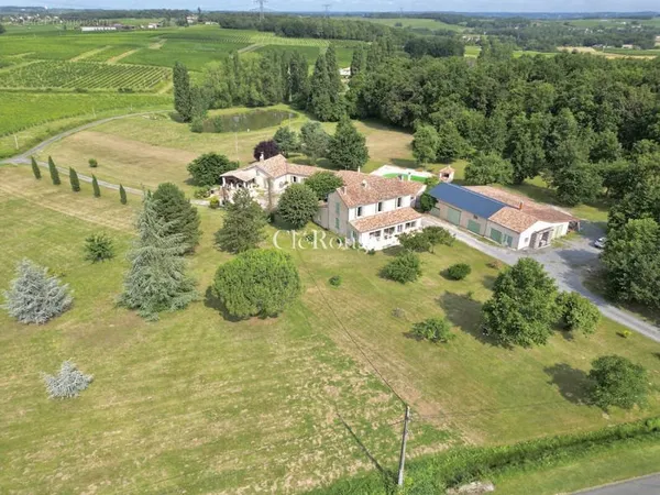 Charmant ensemble immobilier dans la campagne girondine, avec piscine, terrain de 6 hectares avec ét