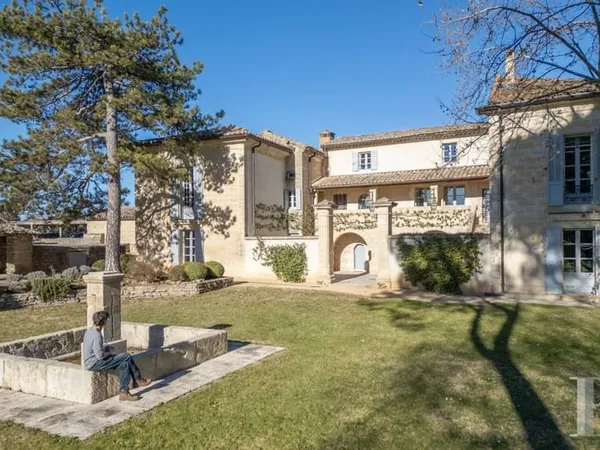 À Uzès, un ancien domaine vivrier du 19e s. Devenu vaste maison de famille, son parc arboré clos, sa