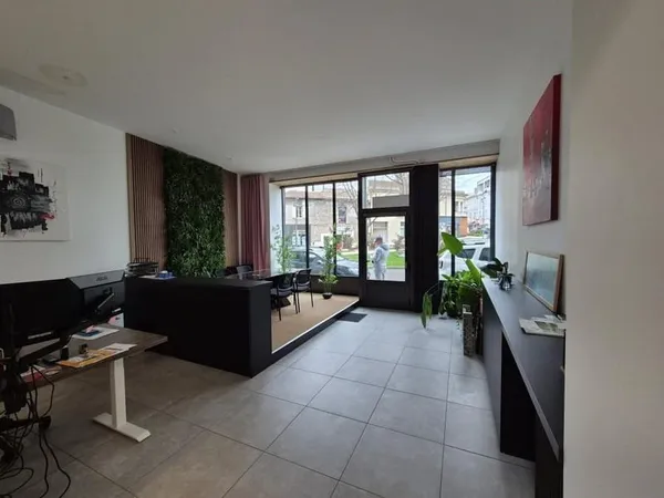 Alès, coeur de ville, superbe local à usage de bureaux en rez de chaussée