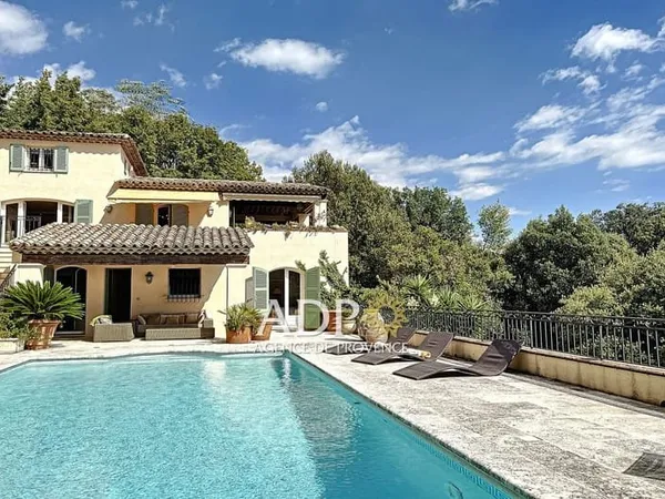 Maison 8 pièces 300 m²
