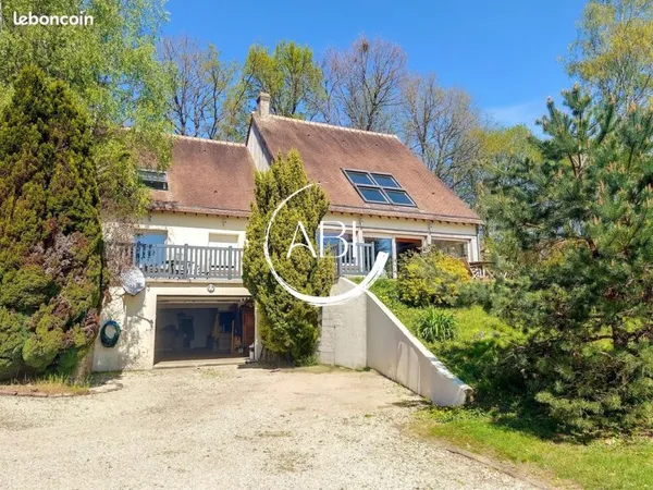 Vue exceptionnelle sur le Bocage Propriété de 1.56 ha avec Maison de 206 m² et 5 boxes pour chevaux