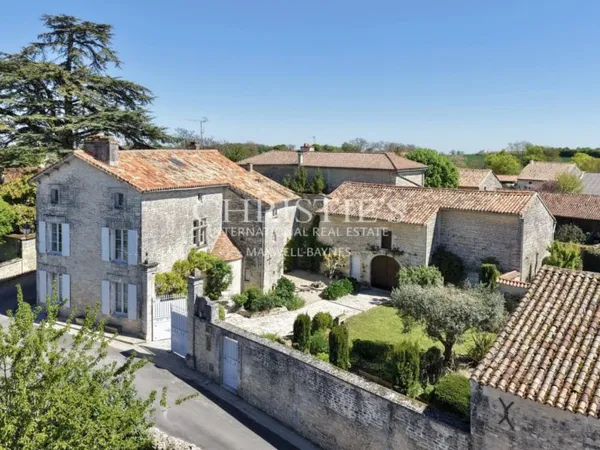 Manoir historique au coeur de Tusson, village d'exception en Char