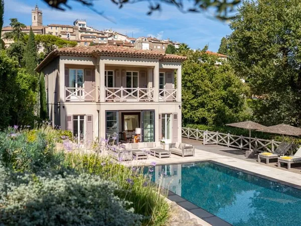 Mougins Village historique propriété de charme aux prestations ultra haut de gamme 8 chambres