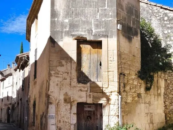 DPT BOULBON (13) MAISON DE VILLAGE AVEC COUR A RENOVER
