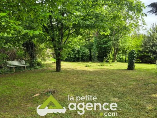 Très beau terrain de loisirs clôturé et arboré d'une superfi
