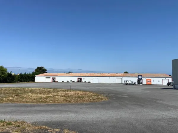 Local 1200 M² - Beauvoir Sur Mer (85)