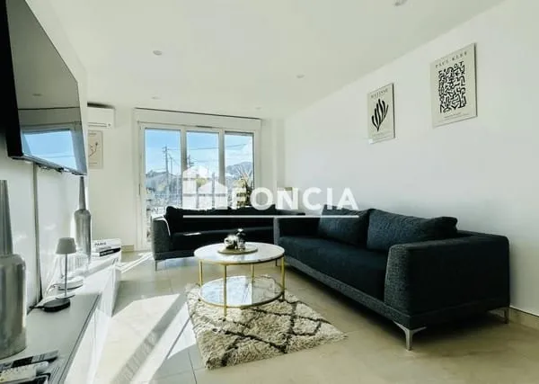 FREJUS, A PIED DU BORD DE MER ET DES PLAGES, APPARTEMENT 4 PIECES ENTIEREMENT RENOVE