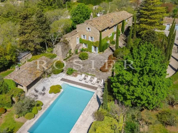A Gordes, superbe mas et sa maison de gardien sur plus d'un hect
