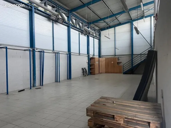 Local industriel 270 m²