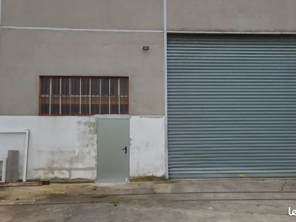 Local d’activité et entrepôt Location Péronnas  300m² 1200€