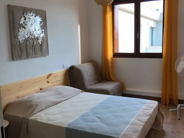 Canet F2 meublé équipé de 45 M2 , terrasse et parking privé